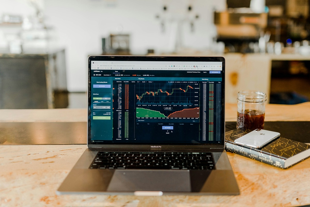 How to Invest as an American Living Abroad