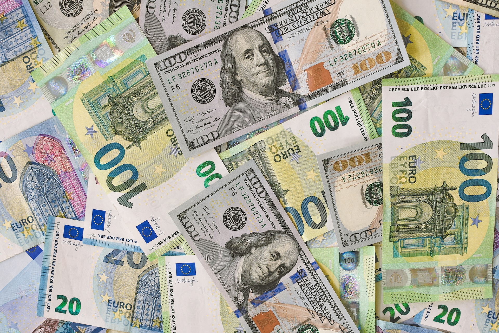 Managing Currency Risk for Americans Living Abroad